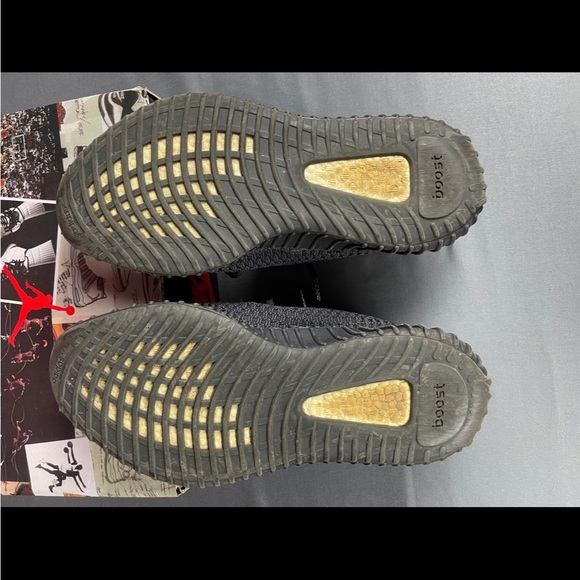Yeezy Boost 350 v2 Black Non-Reflective - Picture 5 of 5